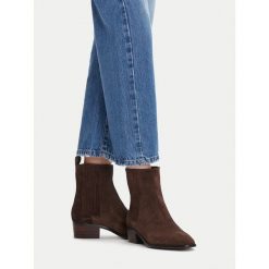 Botki GINO ROSSI. Brązowe botki damskie Gino Rossi, bez obcasa, na słupku, bez zapięcia. Za 379.99 zł.