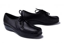 SOLO 065 SZ czarny 2, półbuty mokasyny damskie sznurowane. Czarne mokasyny damskie Solo, ze skóry, bez obcasa. Za 244.90 zł.