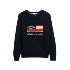 Sweter damski z warkoczowym splotem Superdry Flag. Niebieskie swetry klasyczne damskie Superdry, na zimę, ze splotem, bez kołnierzyka. Za 375.70 zł.