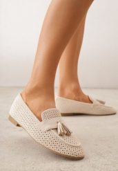 Beżowe Mokasyny VICES z Ażurową Cholewką i Frędzlami Hyrilea. Brązowe mokasyny damskie Renee, z jeansu, bez obcasa. Za 89.99 zł.