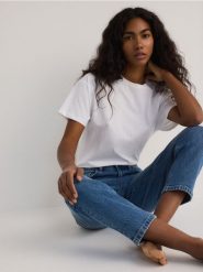 Jeansy mom fit slim - niebieski. Niebieskie jeansy damskie Reserved, z podwyższonym stanem. W wyprzedaży za 99.99 zł.