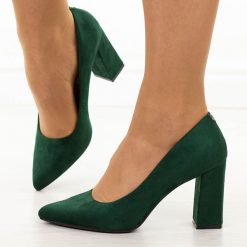 Zielone zamszowe czółenka damskie na słupku Sergio Leone Pb216. Zielone czółenka damskie Sergio Leone, bez wzorów, z zamszu, bez obcasa, na słupku. Za 159.00 zł.