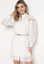 Biała Koronkowa Sukienka Mini z Paskiem i Guzikami Nyloni. Białe sukienki damskie Born2be, bez wzorów, z koronki, bez ramiączek. Za 219.99 zł.