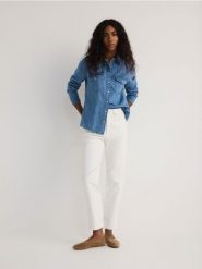 Jeansy mom fit slim - złamana biel. Jeansy damskie Reserved, z podwyższonym stanem. W wyprzedaży za 99.99 zł.