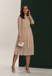 Beżowa Sukienka Jynerris. Brązowe sukienki damskie Born2be, z aplikacjami, z koronki, eleganckie, bez ramiączek. Za 119.99 zł.