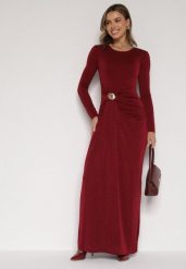 Bordowa Taliowana Sukienka o Eleganckim Kroju z Marszczeniem i Aplikacją Sewedina. Czerwone sukienki damskie Born2be, z aplikacjami, z futra, eleganckie, bez ramiączek. Za 139.99 zł.
