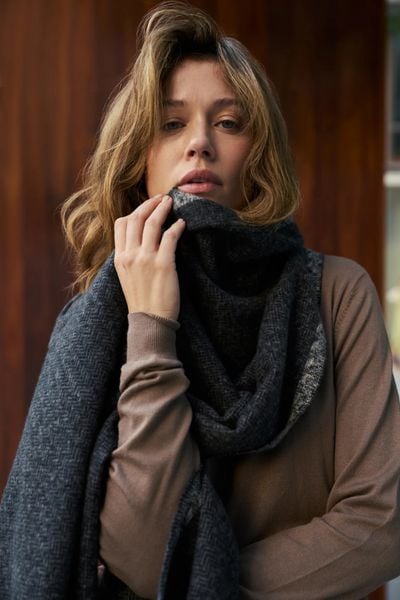 Gładki szal ciemnoszary. Szare szaliki damskie MOODO, bez wzorów, z poliesteru. Za 69.99 zł.