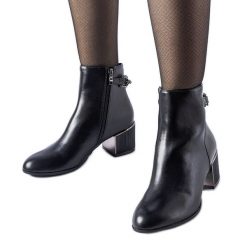 Czarne botki zdobione łańcuszkiem Fenughedu. Czarne botki damskie na jesień, eleganckie, z okrągłym noskiem, za kostkę, bez obcasa, bez zapięcia. Za 156.27 zł.