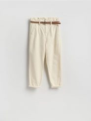 Jeansy paperbag z paskiem - beżowy. Brązowe jeansy damskie Reserved. Za 139.99 zł.