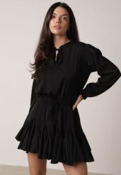 Czarna Rozkloszowana Sukienka z Wiskozą Zdobiona Falbanami i Wiązaniem Lerienatia. Czarne sukienki damskie Born2be, z aplikacjami, z wiskozy, eleganckie, bez ramiączek. Za 119.99 zł.