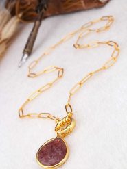 L'Atelier de Gaia Pozłacany naszyjnik z zawieszką - dł. 45 cm rozmiar: onesize. Brązowe naszyjniki damskie L'Atelier de Gaia, z kwarcem, pozłacane. Za 88.64 zł.