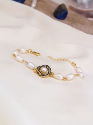 L'Atelier de Gaia Pozłacana bransoletka z elementami ozdobnymi rozmiar: onesize. Białe bransoletki damskie L'Atelier de Gaia, pozłacane. Za 61.60 zł.