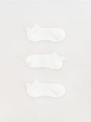 Krótkie skarpetki 3 pack - biały. Białe skarpetki damskie Reserved, bez wzorów. Za 39.99 zł.