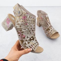 Sandały damskie zabudowane ażurowe Rieker 64780-90. Sandały damskie Rieker, w ażurowe wzory, z zamszu, bez obcasa, bez zapięcia. Za 254.99 zł.