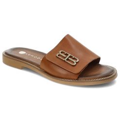 Brązowe Klapki Armodo Modne Obuwie Damskie. Brązowe klapki damskie Armodo, bez wzorów, ze skóry, bez obcasa, bez zapięcia. Za 299.00 zł.