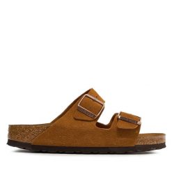 Klapki Birkenstock. Brązowe klapki damskie Birkenstock, bez wzorów, bez obcasa, bez zapięcia. Za 409.99 zł.