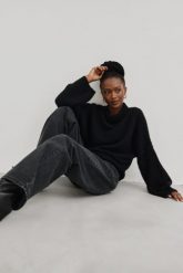 Spodnie jeansowe z szerokimi nogawkami w kolorze WASHED BLACK - MANHATTAN. Czarne spodnie materiałowe damskie Marsala, z aplikacjami, z denimu. Za 459.90 zł.