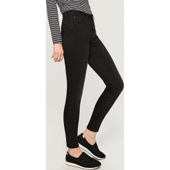 Jeansy PUSH UP - Czarny. Czarne jeansy damskie Reserved. W wyprzedaży za 49.99 zł.