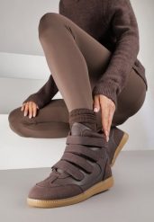 Brązowe Sneakersy na Ukrytym Koturnie Ozdobione Przeszyciami Tlavie. Brązowe obuwie sportowe damskie Renee, z jeansu, bez zapięcia. Za 109.99 zł.