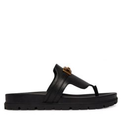 Japonki Guess. Czarne klapki damskie Guess, z aplikacjami, bez obcasa, bez zapięcia. Za 549.99 zł.