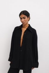 Koszula typu oversize z plisowanej BAWEŁNY w kolorze czarnym - BORGO-S/M. Czarne koszule damskie Marsala, l, bez wzorów, z bawełny, klasyczne, bez kołnierzyka, bez ramiączek. Za 399.90 zł.