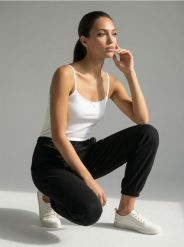 Spodnie jogger z domieszką wiskozy soft touch - czarny. Czarne spodnie sportowe damskie Sinsay, l, bez wzorów, z wiskozy. Za 39.99 zł.