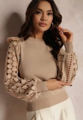Beżowy Sweter Dzianinowy z Falbankami i Ażurowym Zdobieniem Halni. Brązowe swetry klasyczne damskie Renee, z dzianiny, bez kołnierzyka. Za 129.99 zł.