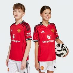 Koszulka Manchester United 25/26 Home Jersey. Czerwone bluzki damskie Adidas, bez wzorów, z jersey, sportowe, bez kołnierzyka, bez ramiączek. Za 329.00 zł.