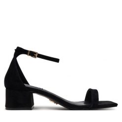 Sandały Steve Madden. Czarne sandały damskie Steve Madden, bez wzorów, bez obcasa, na słupku, bez zapięcia. Za 359.99 zł.