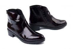 RIEKER Y0553-35 red, botki damskie. Czerwone botki damskie Rieker, bez obcasa, na obcasie, bez zapięcia. Za 311.41 zł.