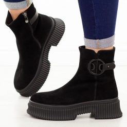 Czarne skórzane botki damskie T.Sokolski 519. Czarne botki damskie Sokolski, na jesień, z polaru, biznesowe, z okrągłym noskiem, bez obcasa, na płaskiej podeszwie, bez zapięcia. Za 399.00 zł.