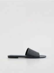 Klapki ze skóry owczej - czarny. Czarne klapki damskie Reserved, bez wzorów, ze skóry, bez obcasa, bez zapięcia. Za 159.99 zł.