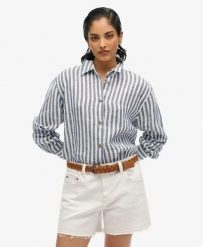 Superdry Casual Lenna Koszula Boyfriend – Szerokie niebieskie paski. Niebieskie koszule damskie Superdry, z aplikacjami, ze lnu, casualowe, bez kołnierzyka, bez ramiączek. Za 344.20 zł.