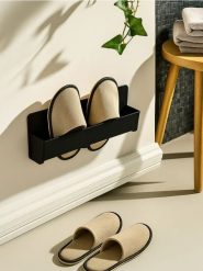 Ścienny uchwyt na kapcie - czarny. Czarne kapcie damskie Sinsay. Za 10.99 zł.