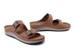 INBLU PF-03 026 piaskowy, klapki damskie. Brązowe klapki damskie Inblu, bez wzorów, ze skóry, bez obcasa, na koturnie, bez zapięcia. Za 131.90 zł.