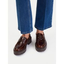 Półbuty DeeZee. Brązowe półbuty damskie DeeZee, bez wzorów, bez obcasa, na płaskiej podeszwie, bez zapięcia. Za 159.99 zł.