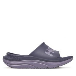 Klapki Hoka. Fioletowe klapki damskie HOKA, bez wzorów, bez obcasa, bez zapięcia. Za 249.99 zł.