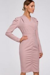 Sukienka elegancka kopertowa sukienka midi z marszczeniami pudrowy róż. Czerwone sukienki damskie Sukienki.shop, bez wzorów, biznesowe, bez ramiączek. Za 429.00 zł.