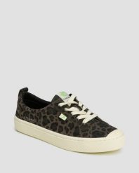 Trampki ze skóry zamszowej Cariuma OCA Suede Black Jaguar Print. Czarne trampki damskie CARIUMA, bez wzorów, z gumy, bez zapięcia. Za 276.75 zł.