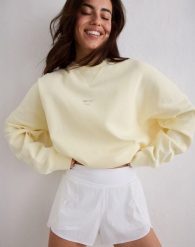 Damska bluza biegowa oddychająca, odprowadzająca wilgoć Le Run cytrynowa biel. Żółte bluzy damskie Aim'n, s, bez wzorów, z bawełny, bez kaptura. Za 381.00 zł.