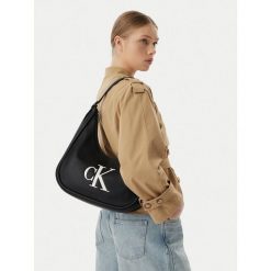 Torebka Calvin Klein. Czarne torebki klasyczne damskie Calvin Klein, bez dodatków. Za 529.99 zł.