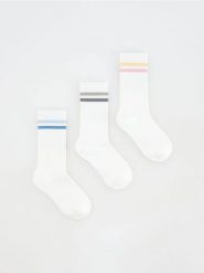 Skarpetki z bawełną 3 pack - złamana biel. Skarpetki damskie Reserved, bez wzorów, z bawełny. Za 49.99 zł.