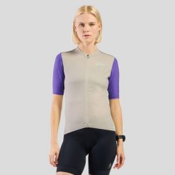 Koszulka rowerowa damska Odlo ESSENTIAL HERITAGE PRINT T-shirt. Białe koszulki damskie ODLO, bez wzorów, bez kołnierzyka, bez ramiączek. Za 296.21 zł.