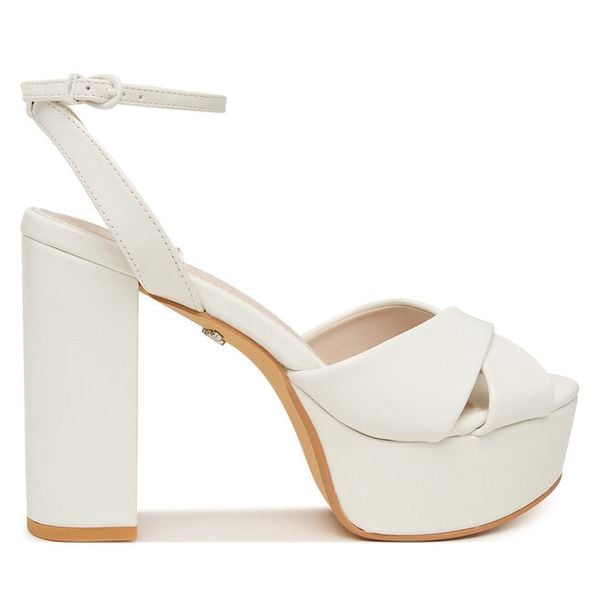 Sandały Buffalo. Białe sandały damskie Buffalo, bez wzorów, bez obcasa, na słupku, bez zapięcia. Za 429.99 zł.