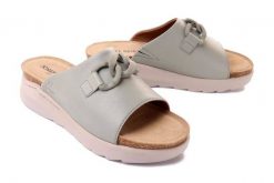 JOSEF SEIBEL 73407 511 635 Celine 07 salvia, klapki damskie. Zielone klapki damskie Josef Seibel, bez wzorów, ze skóry, bez obcasa, bez zapięcia. Za 233.94 zł.