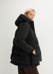 Kurtka zimowa oversized z kapturem z poliestru z recyklingu. Czarne kurtki damskie bonprix, na zimę, bez wzorów, z kapturem. Za 359.99 zł.