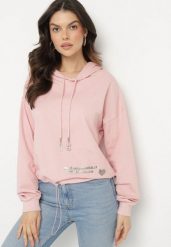 Różowa Bluza z Bawełną i Kapturem Ozdobiona Sznurkami i Cyrkoniami Amoienna. Czerwone bluzy damskie Born2be, l, z aplikacjami, z bawełny, z kapturem. Za 59.99 zł.