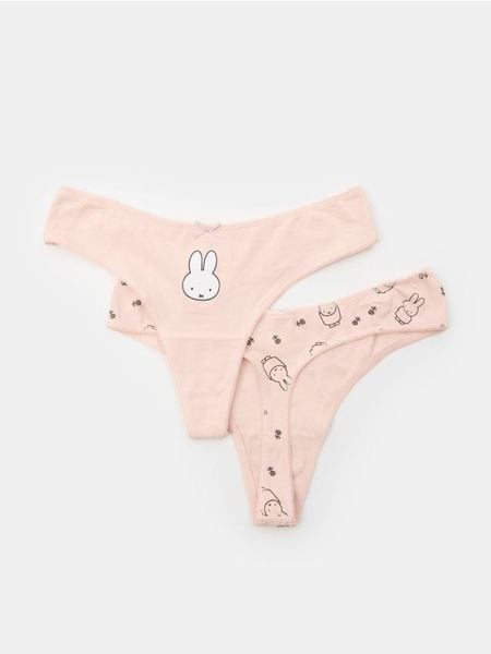Bawełniane stringi typu tanga 2 pack Miffy - wielobarwny. Czerwone stringi Sinsay, bez wzorów, z bawełny. Za 19.99 zł.