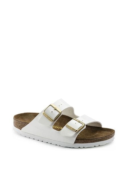 Birkenstock Klapki w kolorze białym rozmiar: 37. Białe klapki damskie Birkenstock, bez wzorów, z materiału, z otwartym noskiem, bez obcasa, bez zapięcia. Za 322.19 zł.