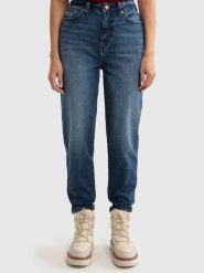Jeansy damskie mom jeans z kolekcji Authentic granatowe Silla 515. Niebieskie jeansy damskie Big Star, z podwyższonym stanem. W wyprzedaży za 229.99 zł.